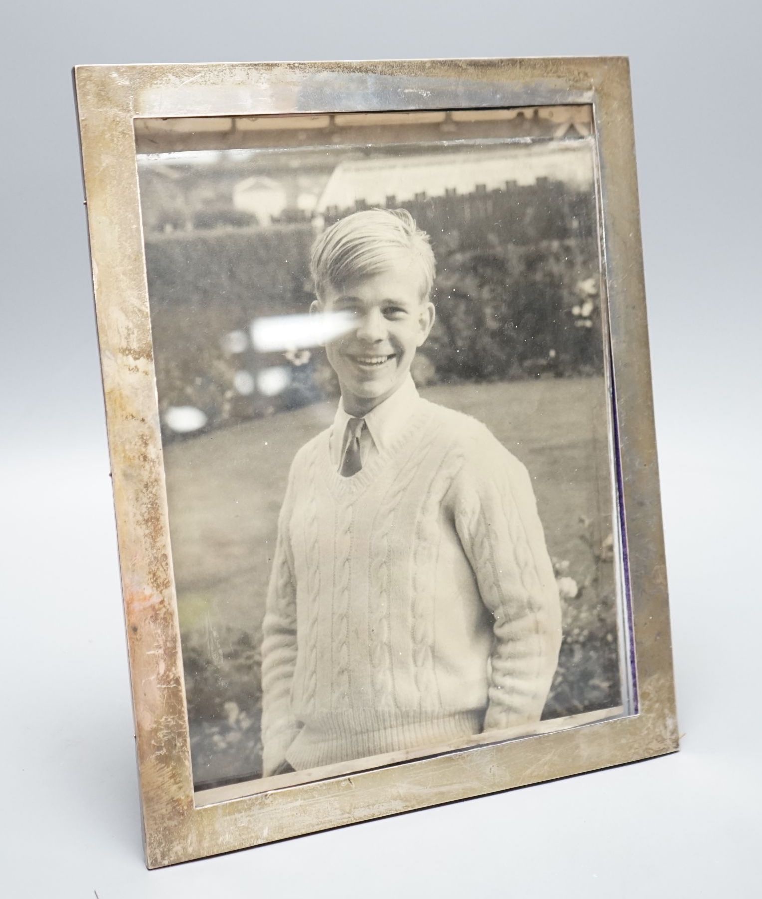 A George V silver mounted rectangular photograph frame, London, 1910, 29.3cm.